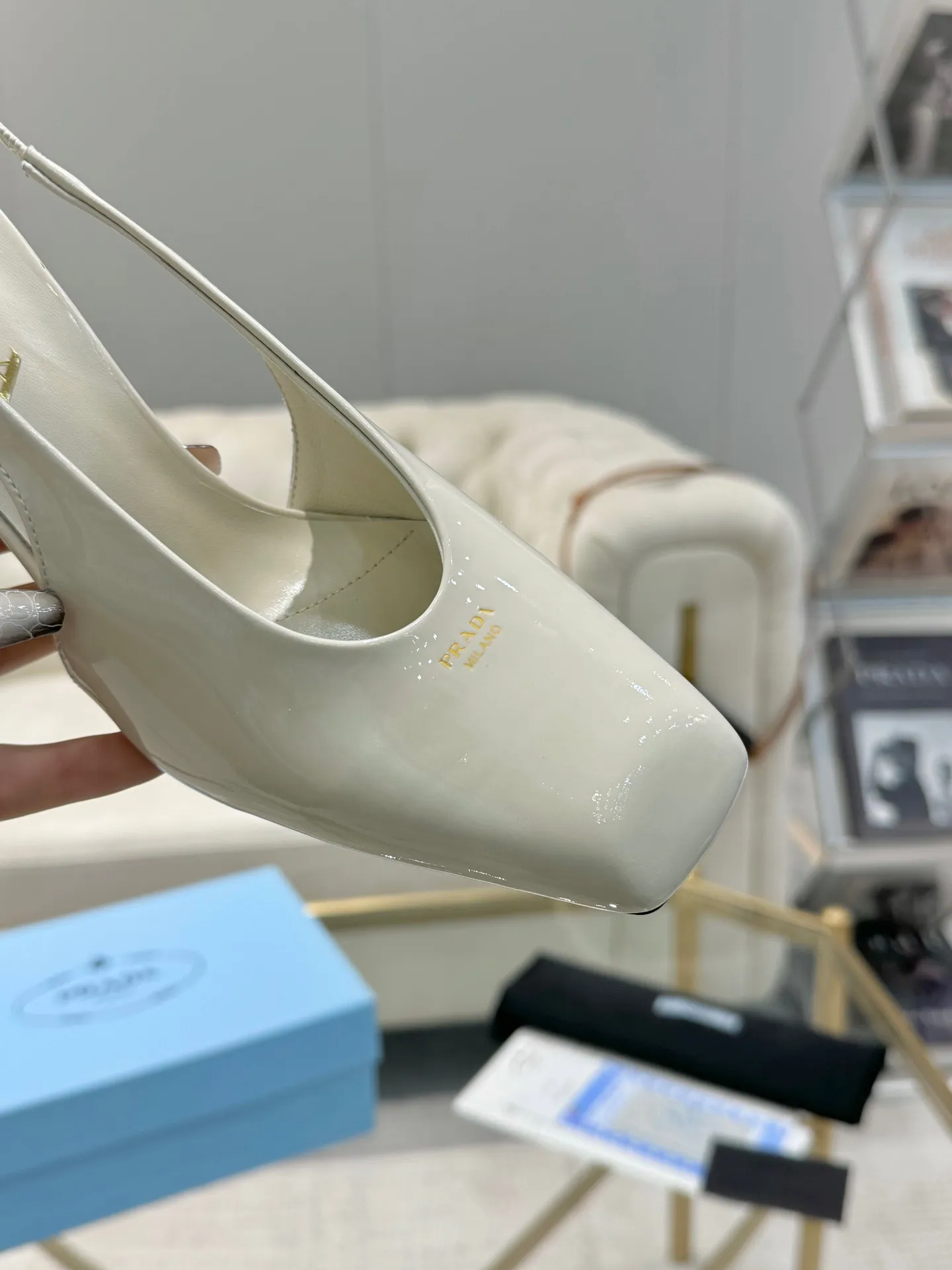 👟👟Ex-factory price 580👟👟 (imitation leather bottom-20) New arrival 👉Ready stock👈 Remove the original board and make a 1:1 replica‼ ️The highest version ✅2025Prada early spring catwalk hot style 😘The latest spring style thick heel small square toe series (genuine leather outsole) (simulated leather sole) goddess must-have super beautiful on the feet ‼ ️The upper and foot pads adopt the latest 3D LOGO elements, three-dimensional and advanced‼ ️Imported original cowhide leather, soft and textured, lining + foot pads, imported sheepskin lining, breathable and comfortable, matching private model heel, heel height 8M, size 35M-39M (34 40 414243 customized, non-refundable and non-exchangeable)